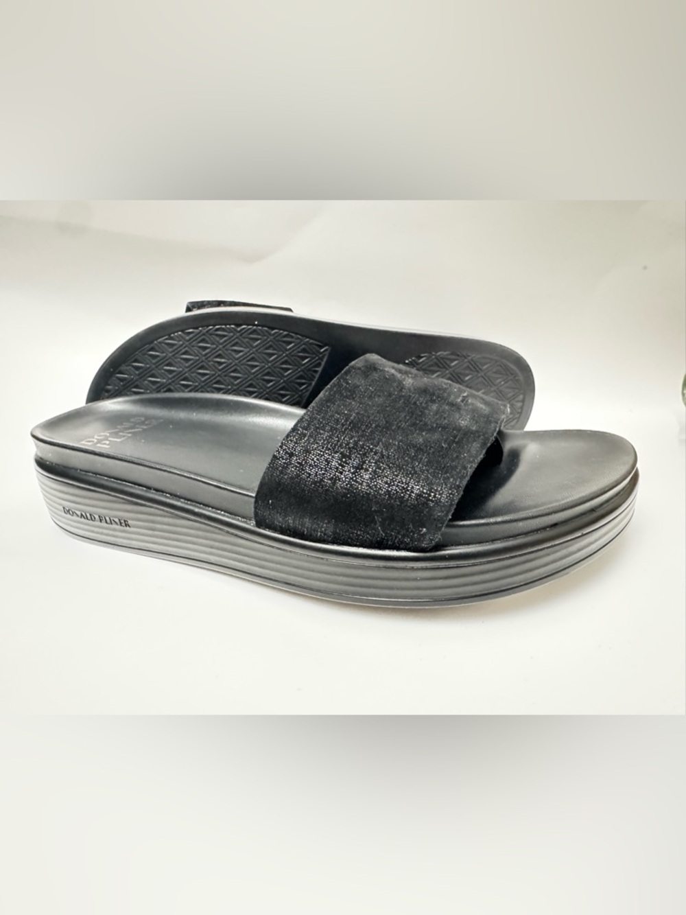 Brand New! Donald Pliner Black Leather Slide/Thong/Sandal Platform in size 7